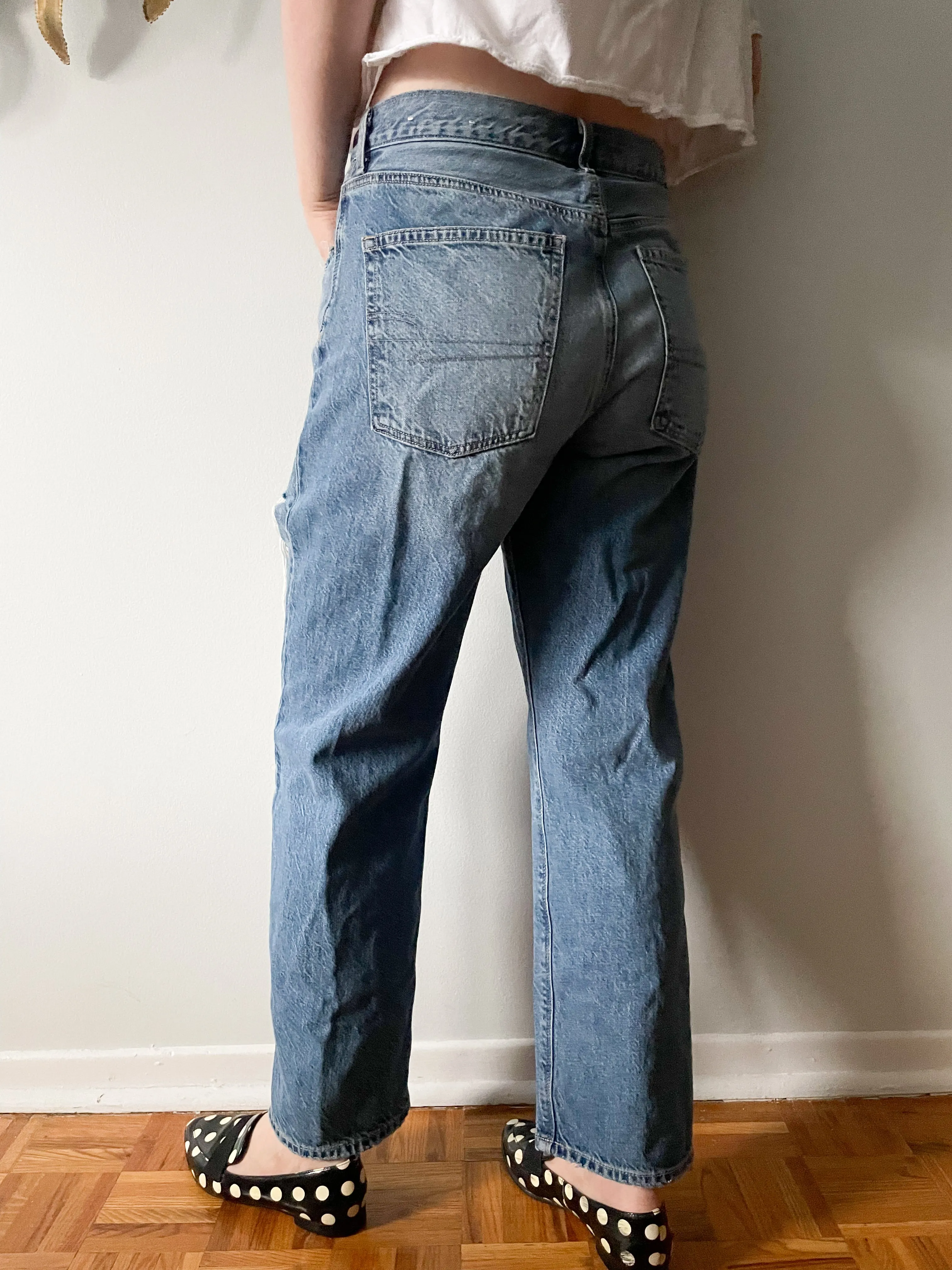 American Eagle Light Wash Barrel Leg Distressed 90's Boyfriend Jeans - Size 6