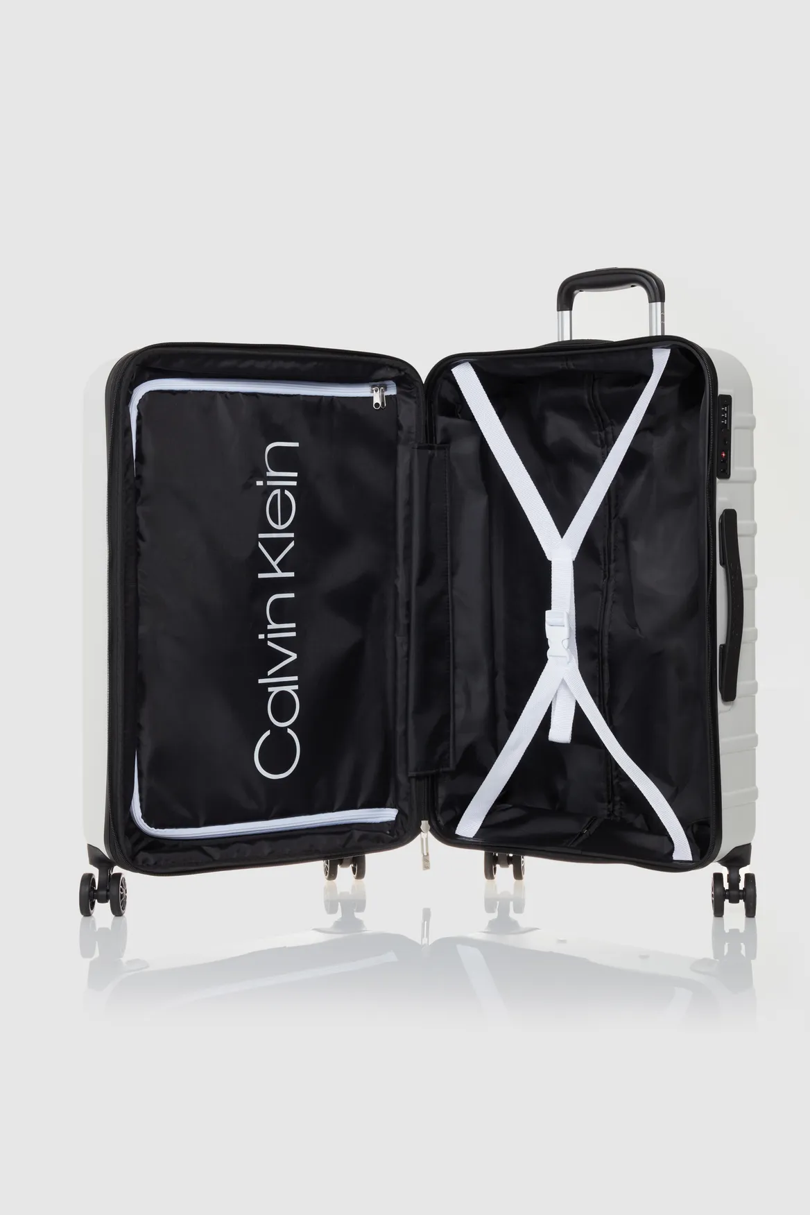 Stylish Bridgehampton 79cm Suitcase for Travelers.