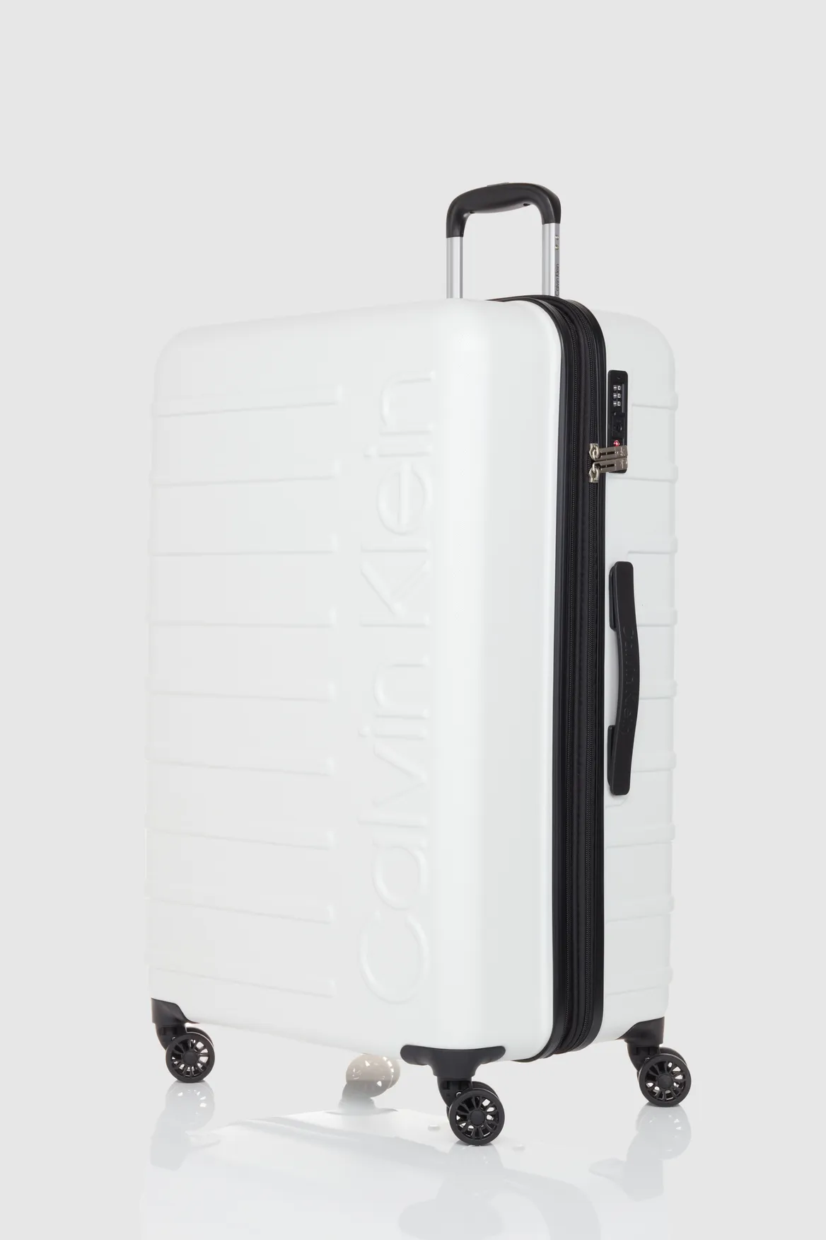 Stylish Bridgehampton 79cm Suitcase for Travelers.